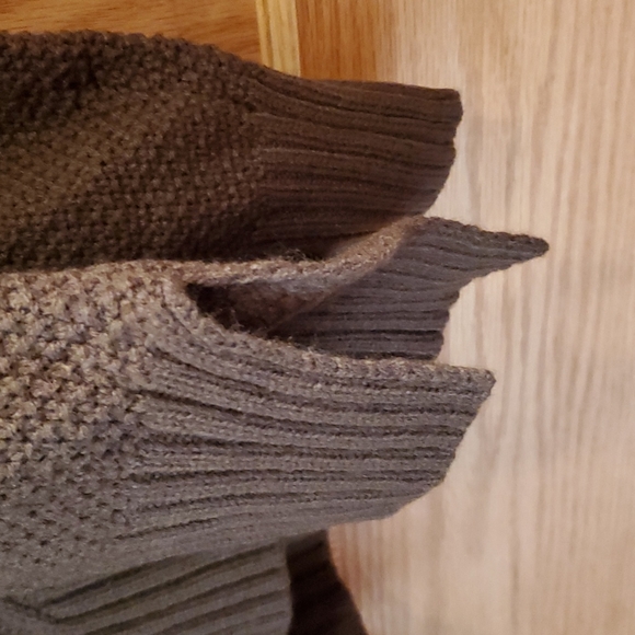 NWT Mock turtleneck cold shoulder sweater - Picture 4 of 5